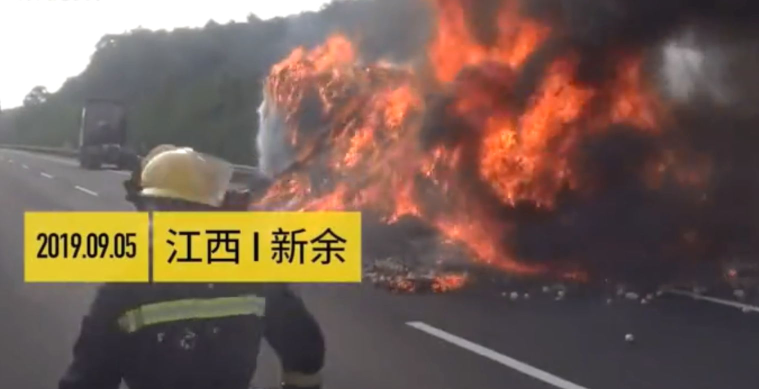江西消防公司：货车高速上起火烧成空壳，现场浓烟冲天，损失货物价值千万！