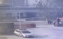 徐州市消防设备维护公司：在消防队的前边，点燃的电动汽车驶过！